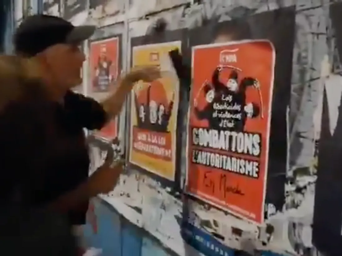 Philippe Poutou recouvre des affiches